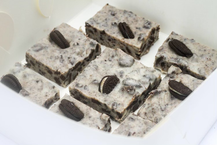 Cookies and cream fudge with Oreos in and on top