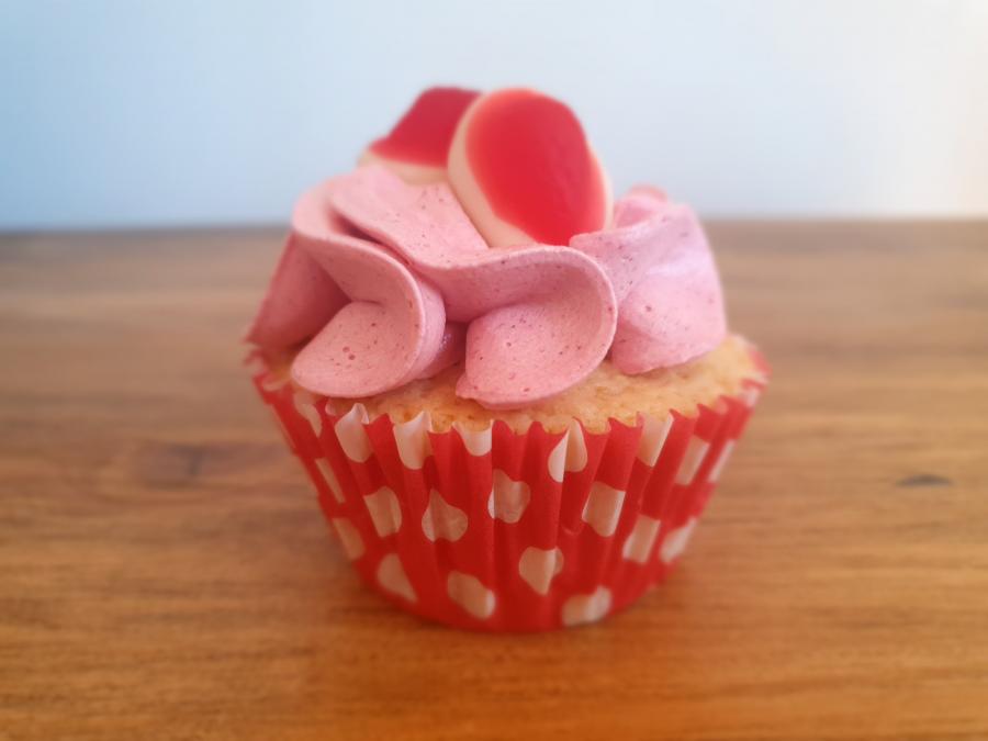 Vanilla cake filled with strawberry jam, topped with strawberry buttercream and strawberries & cream lollies