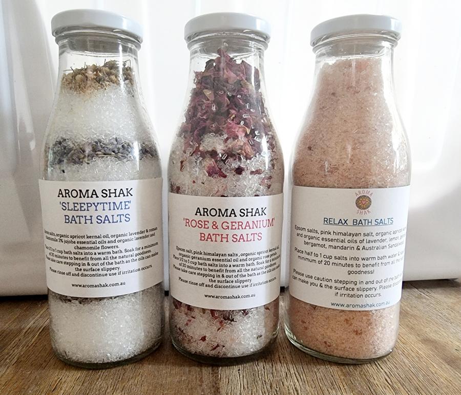 Luxurious aromatherapy bath salts & fizzing bath salts with organic essential oils & flowers to help relax, unwind and uplift.