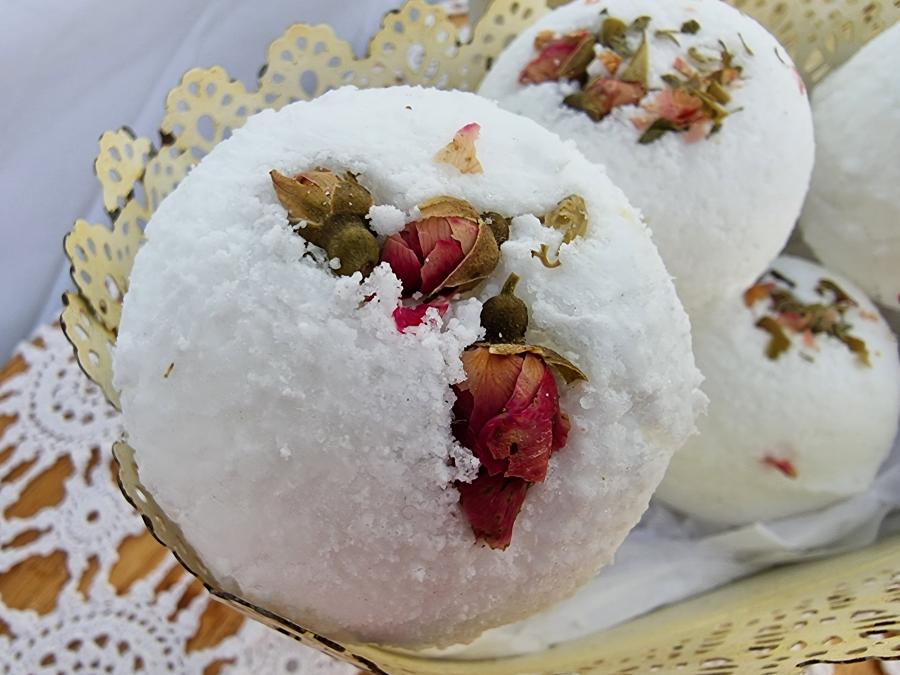 Created with organic essential oils, coconut oil & flowers our bath bombs help you relax & unwind, detoxing & moisturising.